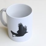 Abspringende Krähe #5833 (Keramikbecher) - Durchmesser 8cm x 10cm Höhe (Für Linkshänder*in)